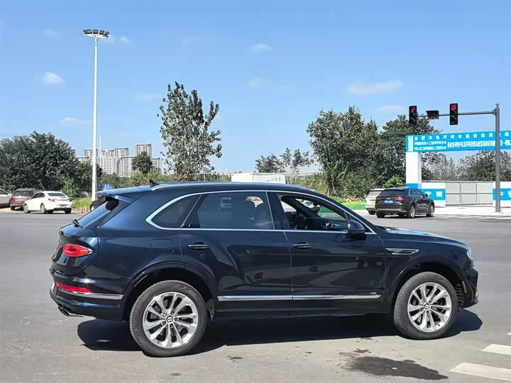 Bentley Bentayga, 2023 — фото 4 из 9
