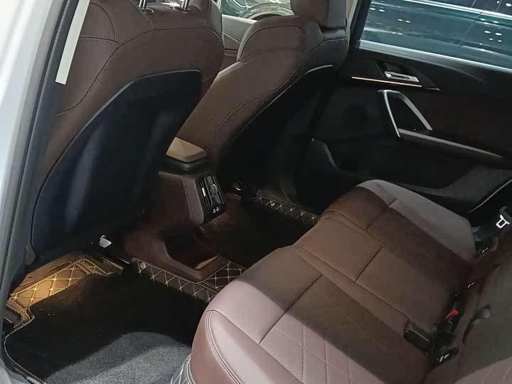 BMW iX1, 2025 — фото 8 из 9