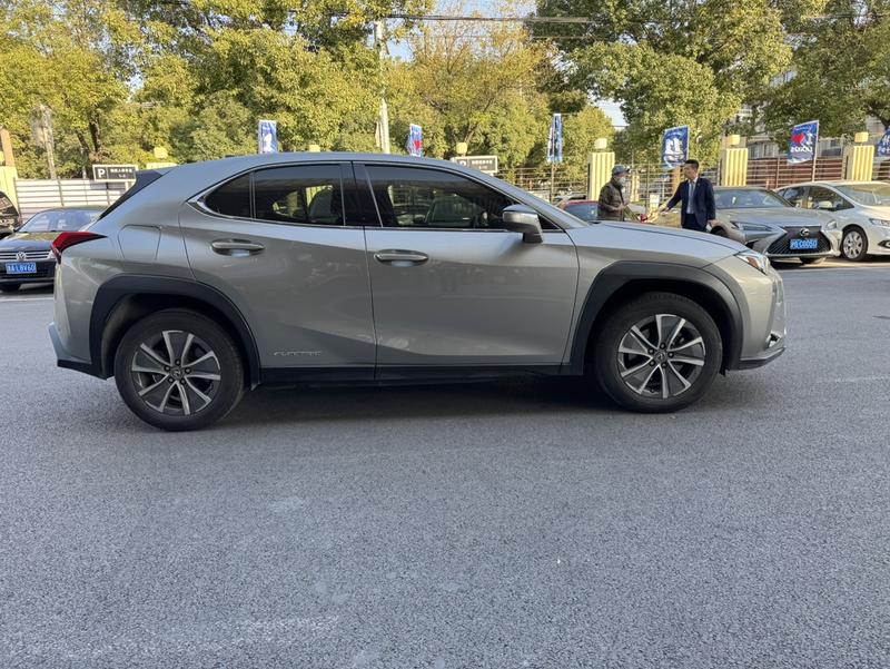 Lexus UX Hybrid, 2021 — фото 8 из 12