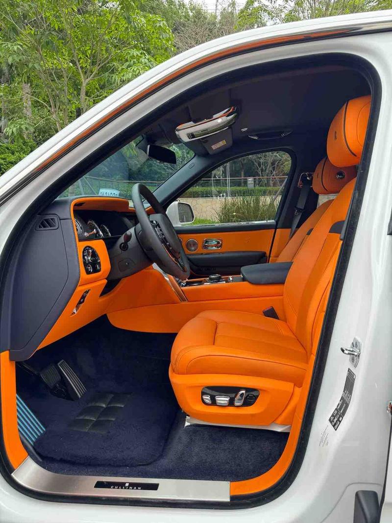 Rolls-Royce Cullinan, 2023 — фото 6 из 8