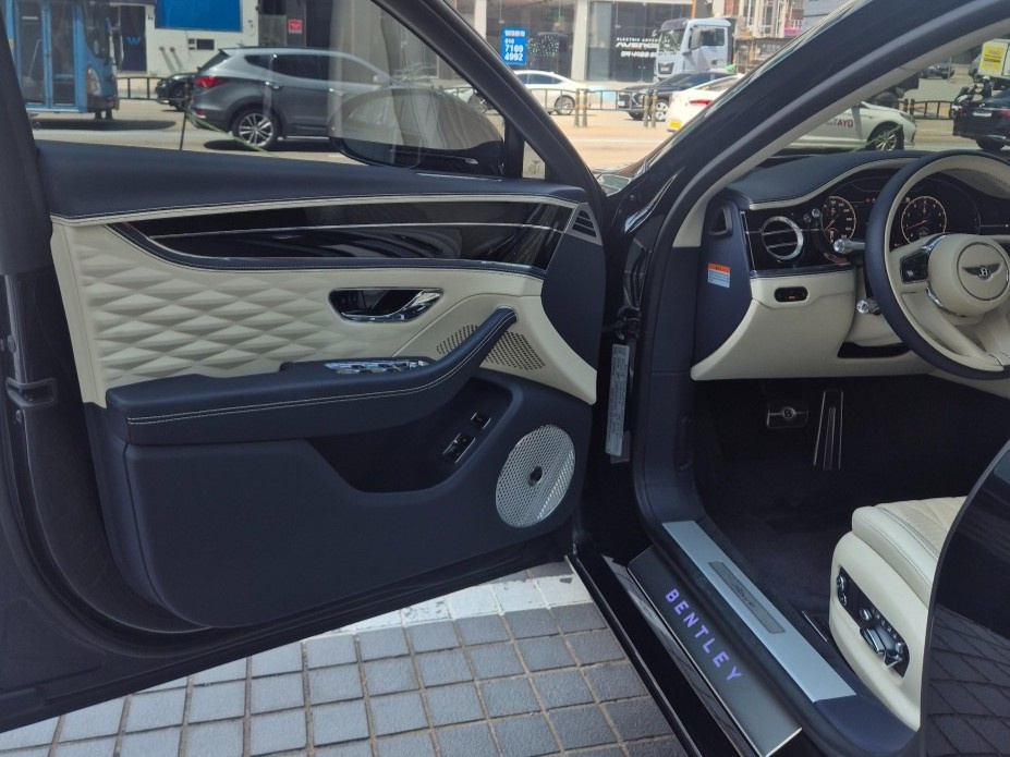Bentley Flying Spur, 2023 — фото 6 из 12