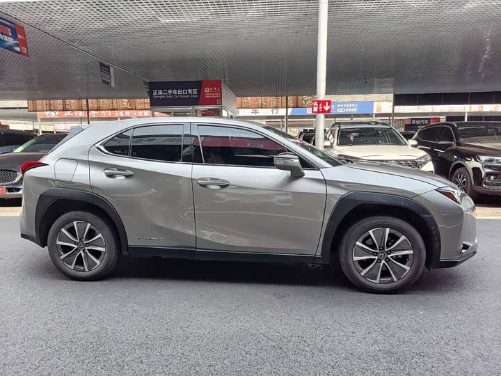 Lexus UX Hybrid, 2021 — фото 5 из 9
