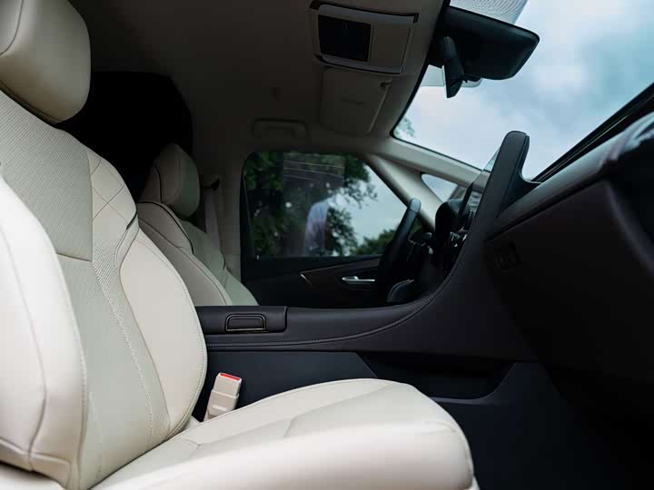 Toyota Alphard, 2024 — фото 7 из 9