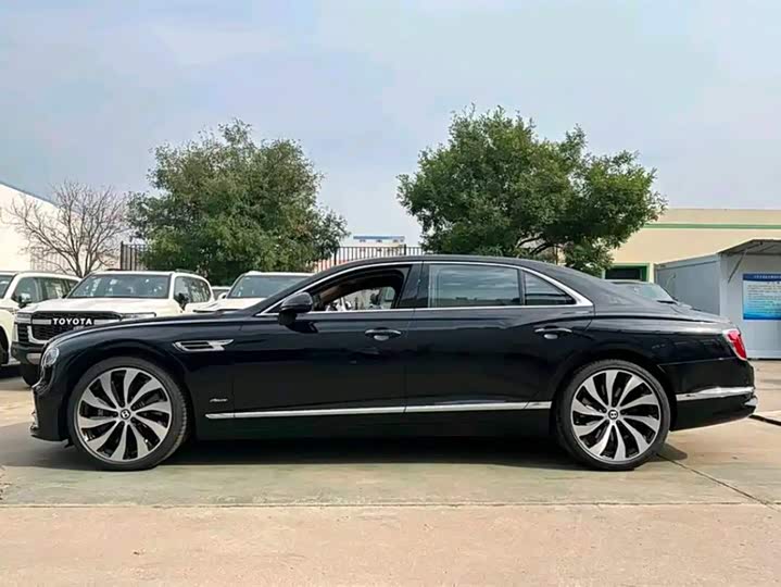 Bentley Flying Spur, 2023 — фото 3 из 7