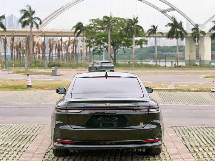 Toyota Crown Sedan, 2024 — фото 4 из 9