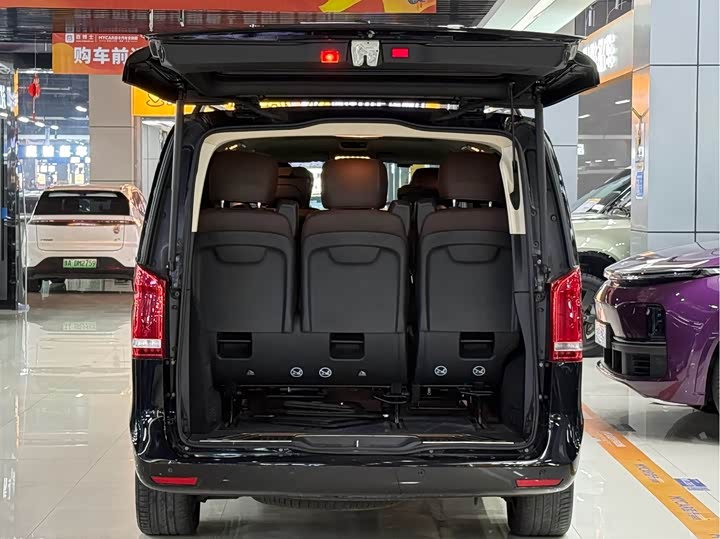 Mercedes-Benz V-Class, 2023 — фото 7 из 9