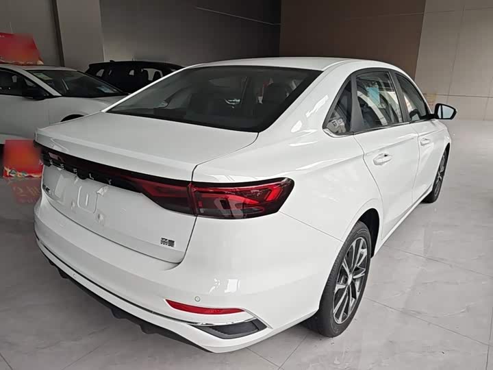 Geely Emgrand, 2025 — фото 7 из 9