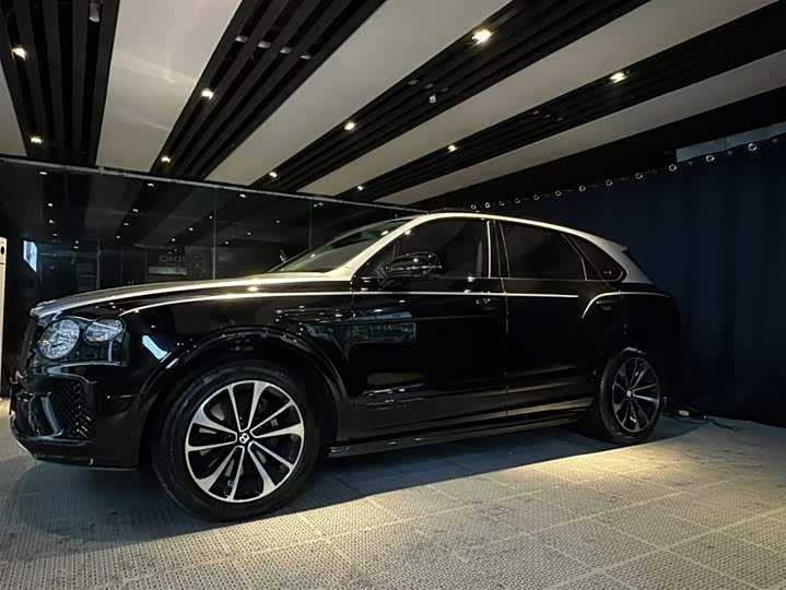 Bentley Bentayga, 2023 — фото 7 из 9