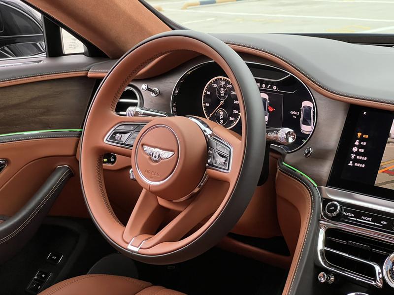 Bentley Flying Spur, 2024 — фото 10 из 12