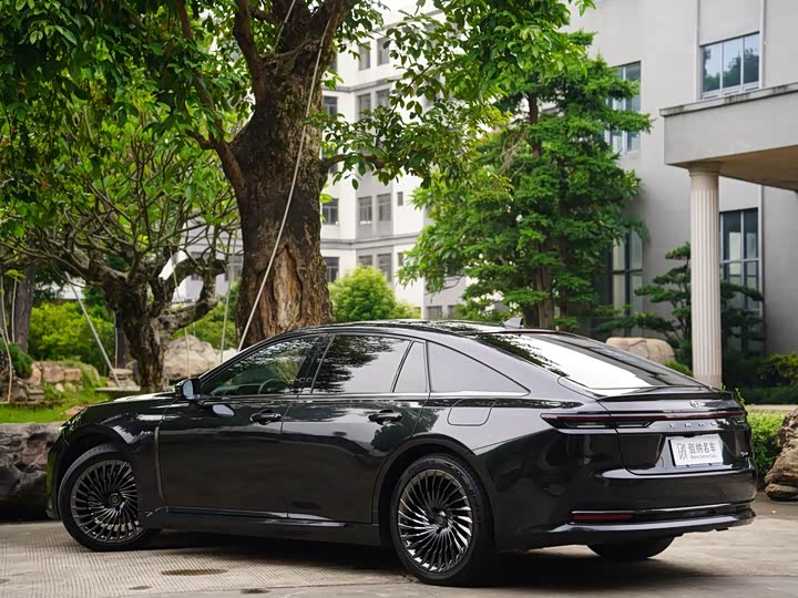 Toyota Crown Sedan, 2024 — фото 6 из 9
