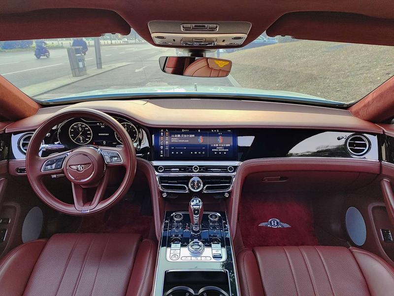 Bentley Flying Spur, 2023 — фото 6 из 9