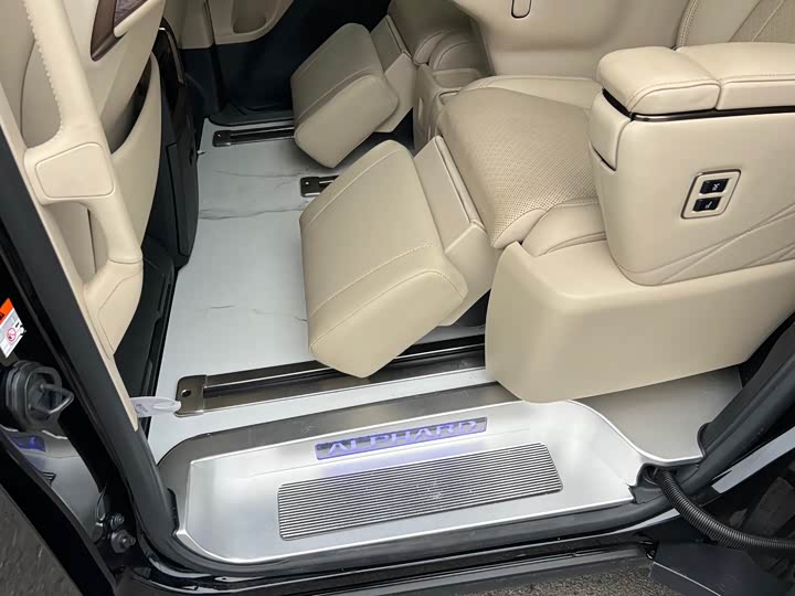 Toyota Alphard, 2024 — фото 8 из 9