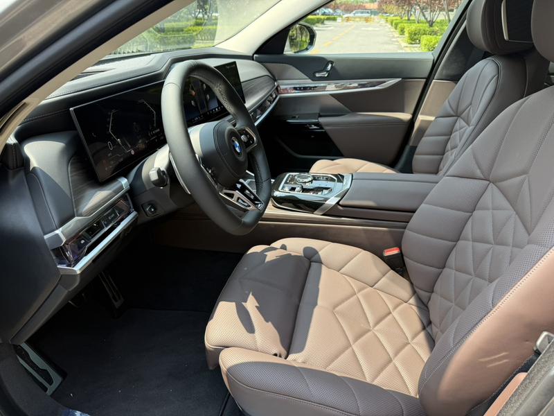 BMW 7 Series, 2025 — фото 8 из 11