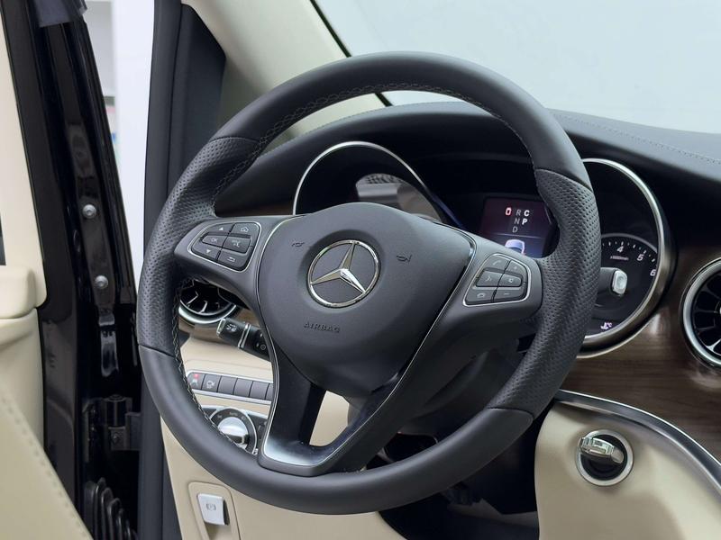 Mercedes-Benz V-Class, 2024 — фото 8 из 12