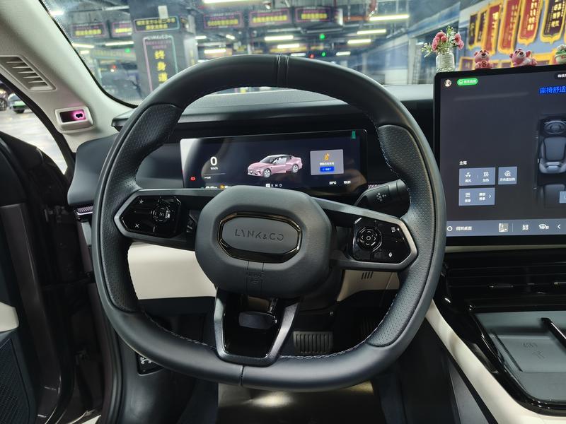Lynk & Co 07 EM-P Hybrid, 2025 — фото 12 из 12