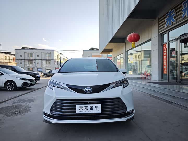 Toyota Sienna, 2023 — фото 2 из 9