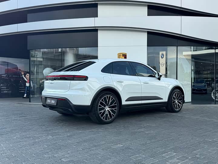 Porsche Macan EV, 2025 — фото 8 из 9