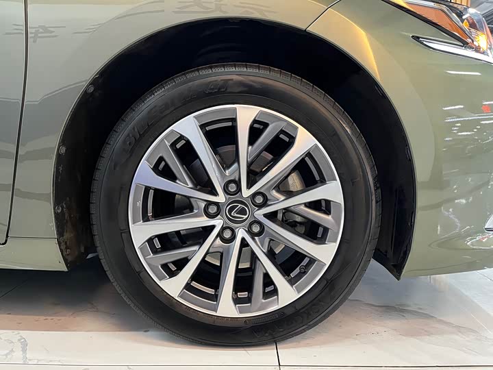 Lexus ES, 2023 — фото 7 из 9