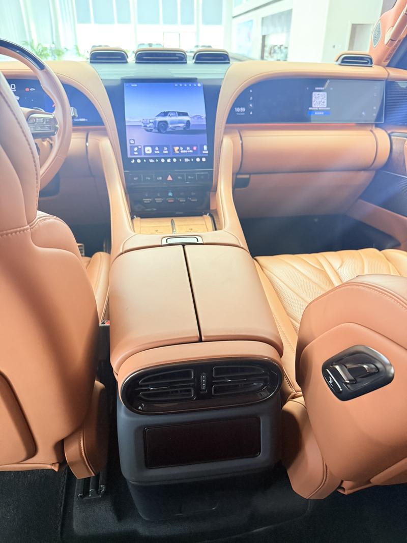 BYD Yangwang U8, 2023 — фото 8 из 12