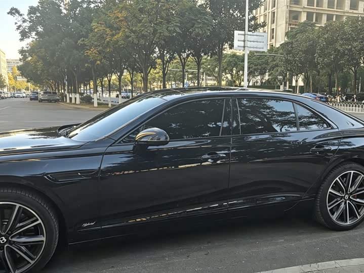 Bentley Flying Spur Hybrid, 2022 — фото 3 из 7