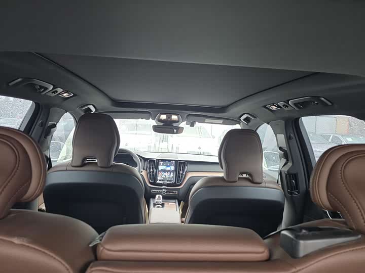 Volvo XC60 Hybrid, 2026 — фото 6 из 9