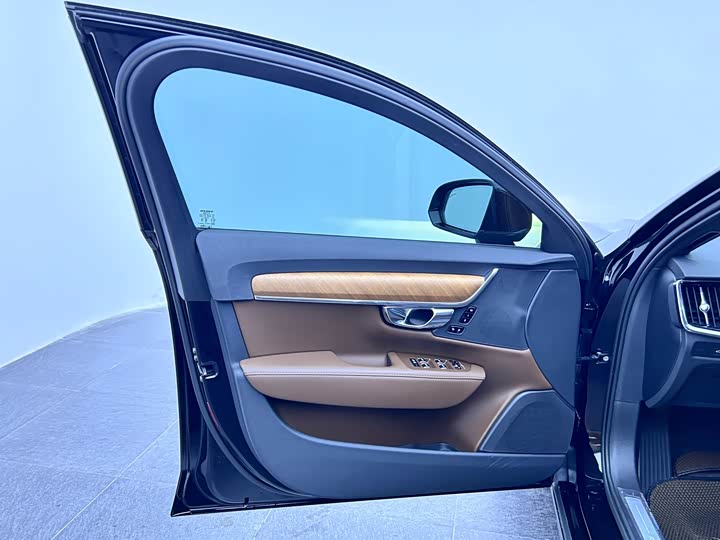 Volvo S90 Hybrid, 2023 — фото 9 из 9