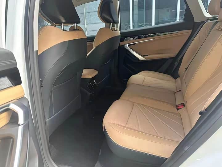 Geely Atlas L, 2023 — фото 6 из 9