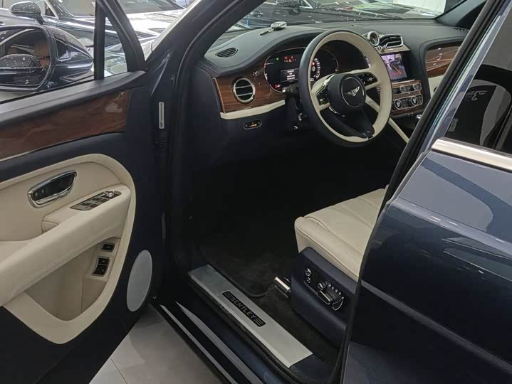 Bentley Bentayga, 2023 — фото 3 из 5