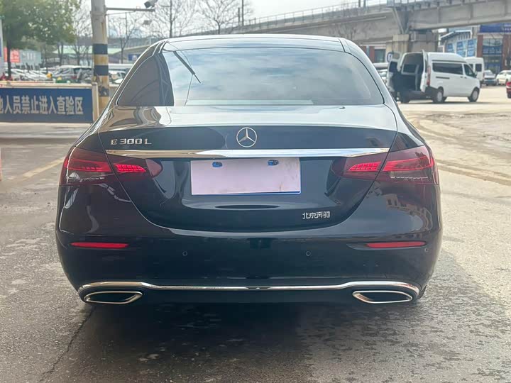 Mercedes-Benz E-Class, 2023 — фото 8 из 9