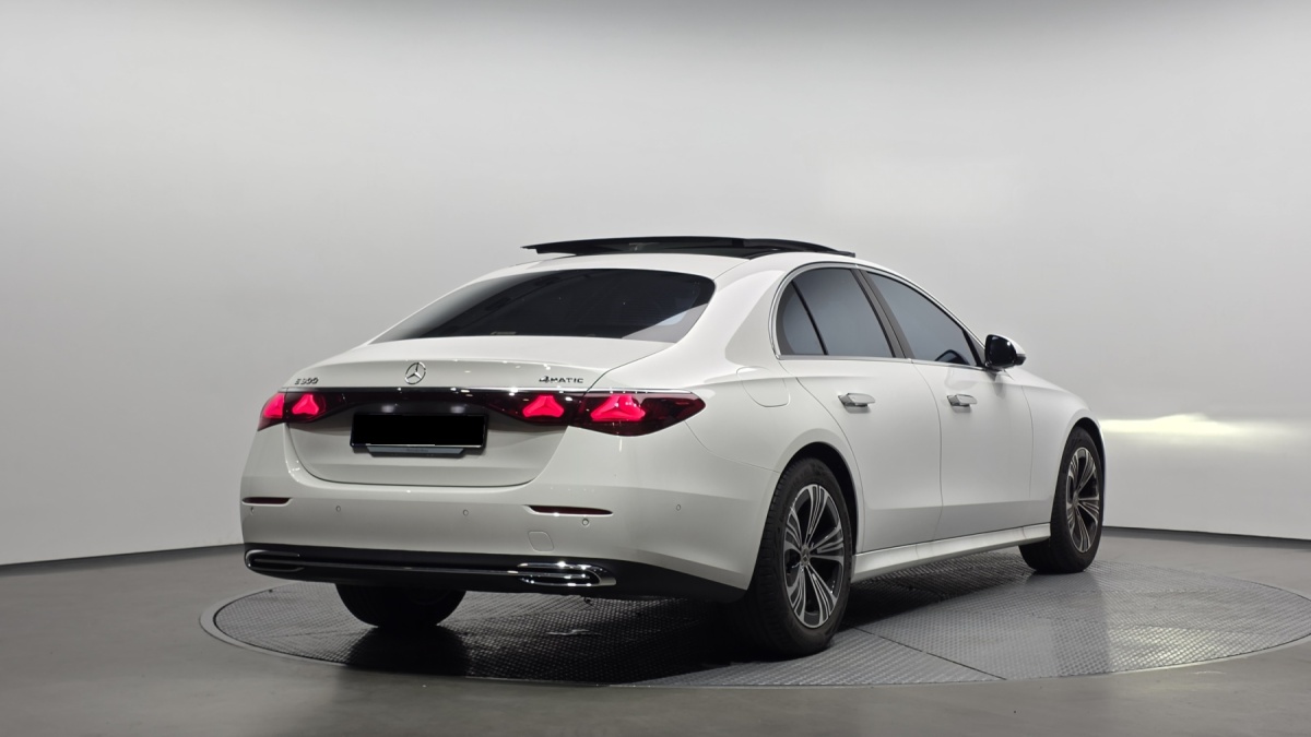 Mercedes-Benz E-Class, 2024 — фото 2 из 12