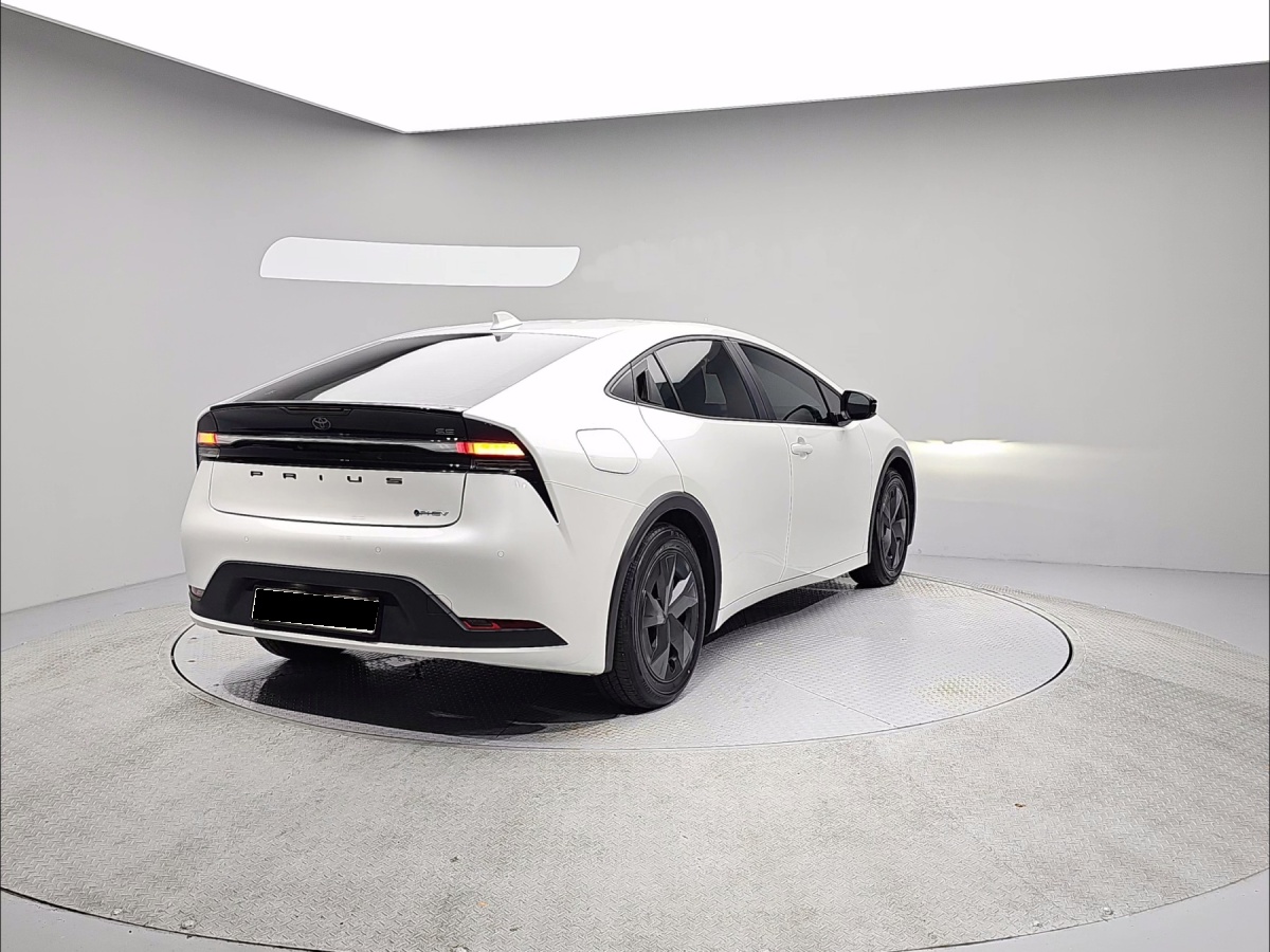 Toyota Prius, 2024 — фото 4 из 12