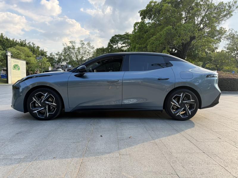 Lynk & Co 07 EM-P Hybrid, 2024 — фото 4 из 12
