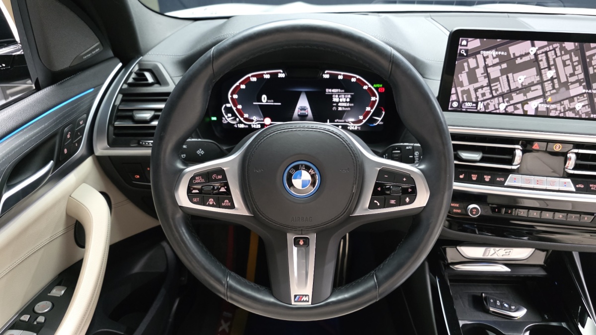 BMW iX3, 2023 — фото 12 из 12