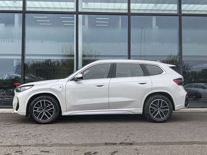 BMW iX1, 2025 — фото 3 из 9