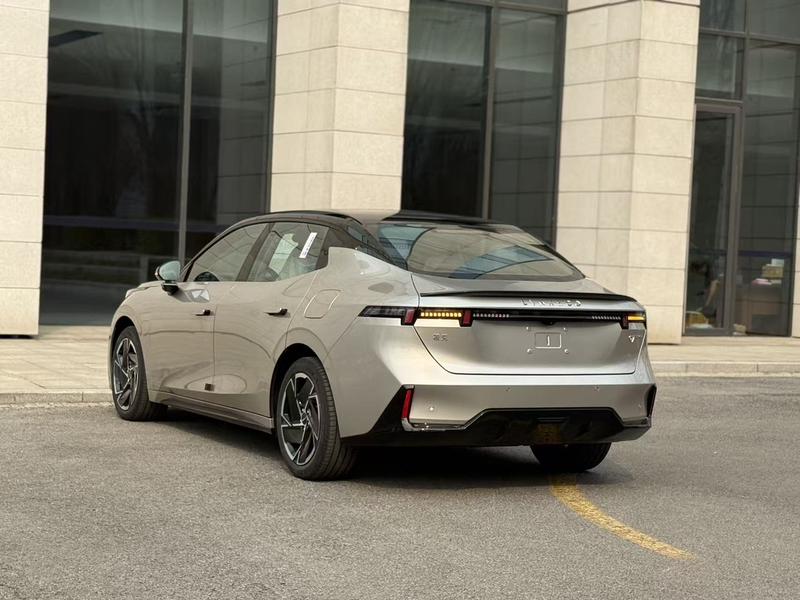 Lynk & Co 07 EM-P Hybrid, 2025 — фото 5 из 12