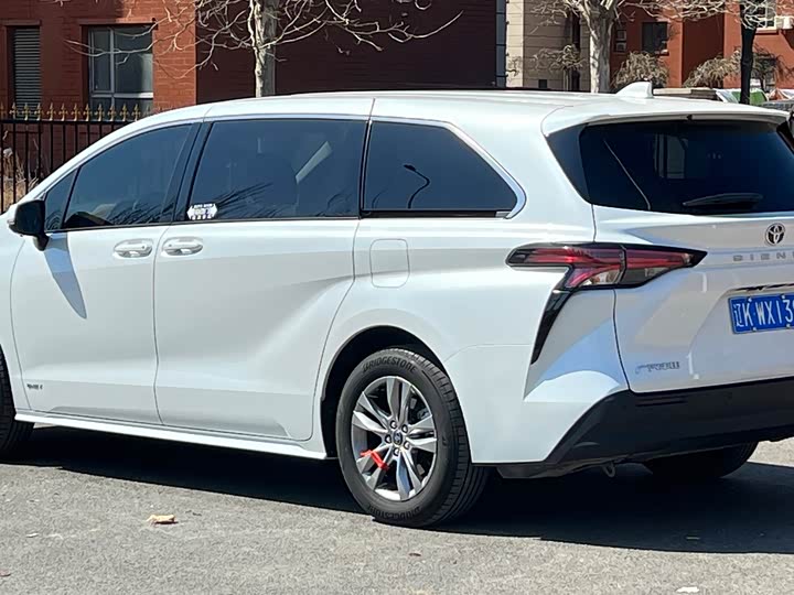 Toyota Sienna, 2024 — фото 6 из 9