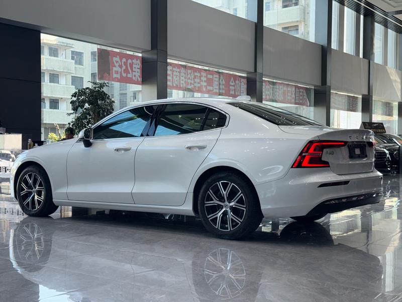 Volvo S60, 2023 — фото 3 из 10