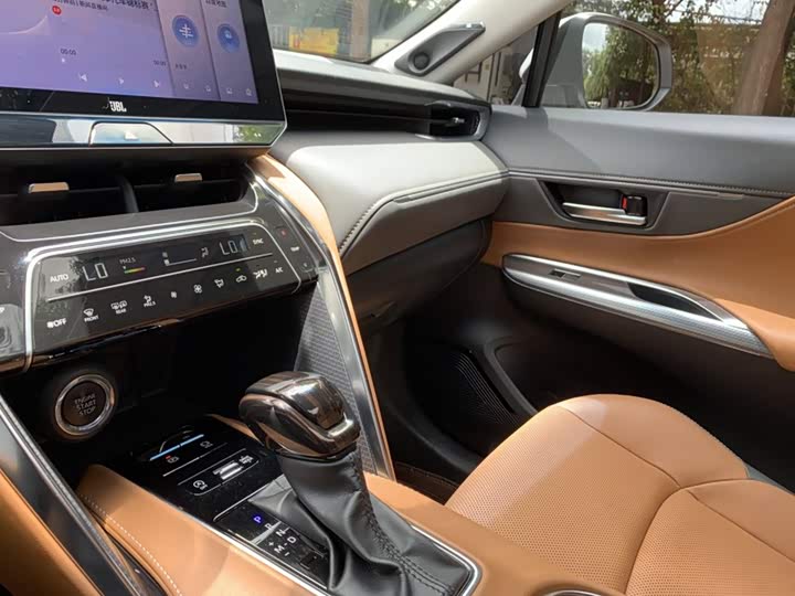 Toyota Venza, 2022 — фото 8 из 9