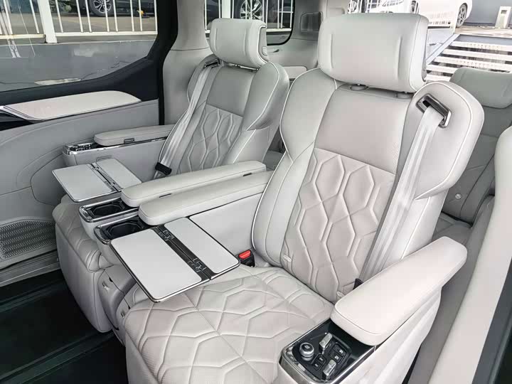Volvo EM90, 2023 — фото 7 из 9