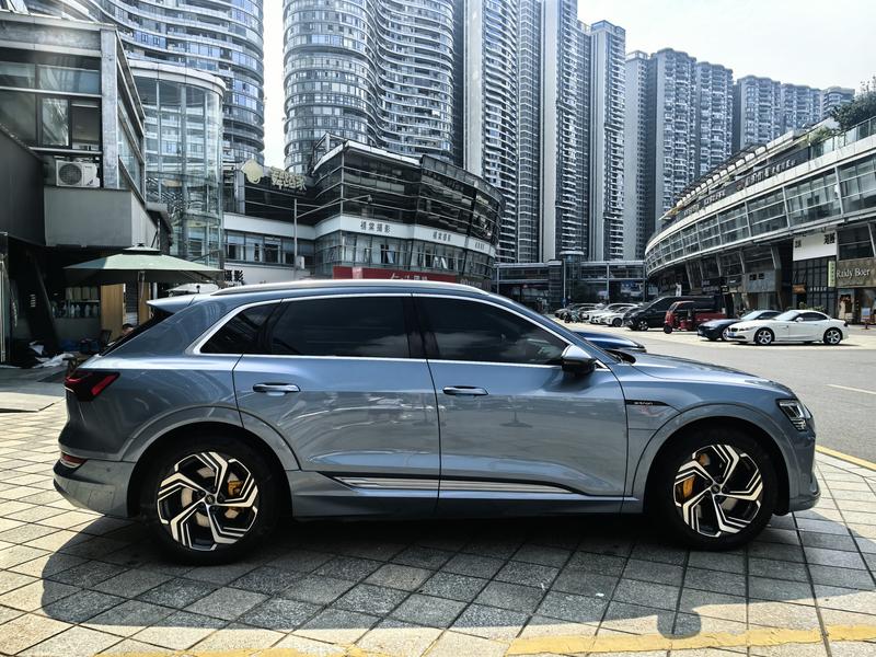 Audi e-tron, 2022 — фото 7 из 12