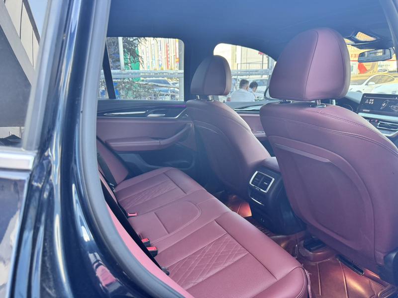BMW iX3, 2023 — фото 7 из 9