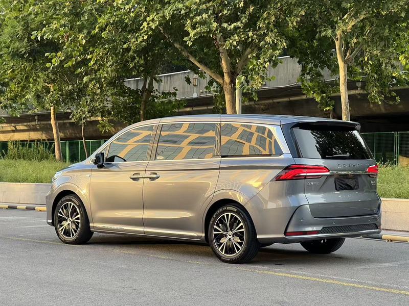Roewe iMax 8, 2023 — фото 4 из 9