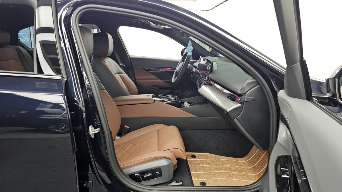 BMW 5 Series, 2025 — фото 10 из 12