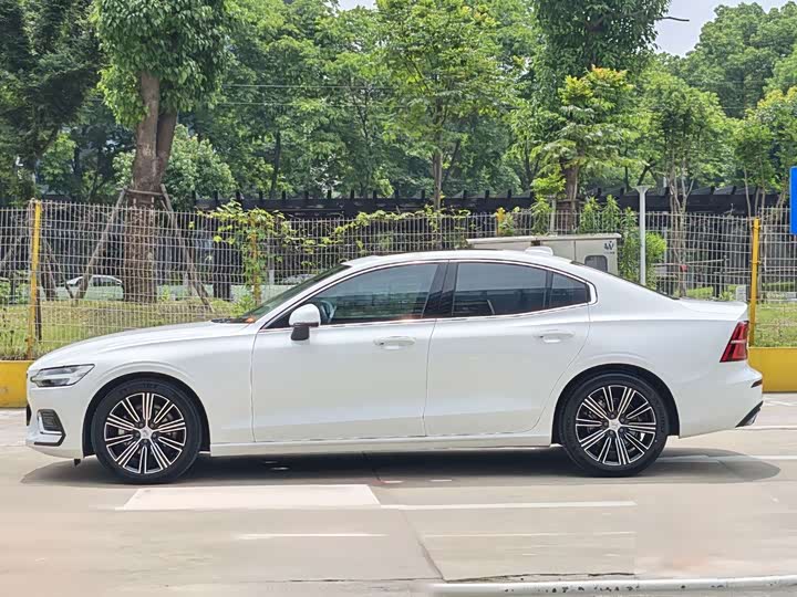 Volvo S60, 2022 — фото 2 из 9