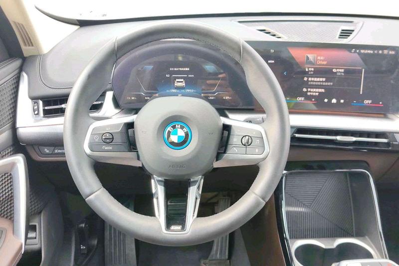 BMW iX1, 2025 — фото 9 из 12