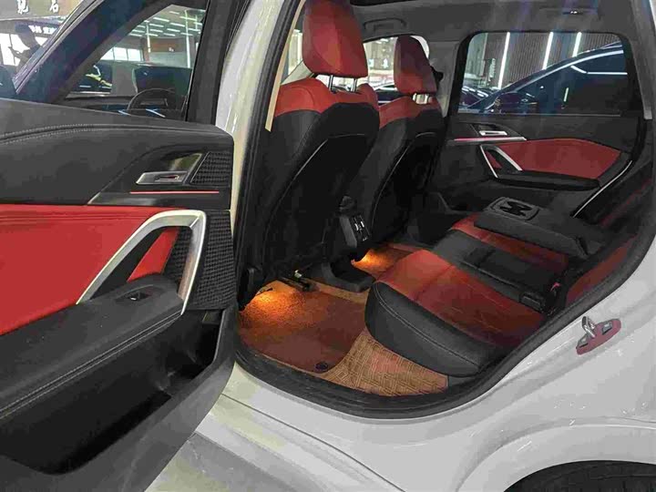 BMW iX1, 2024 — фото 7 из 9