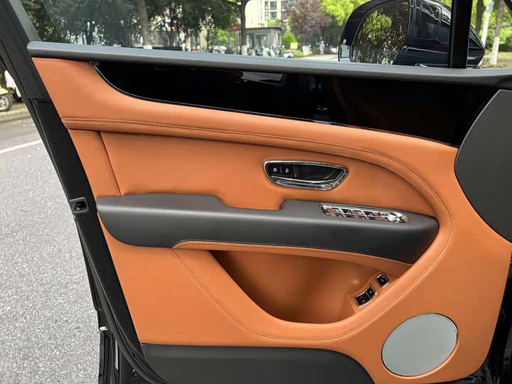 Bentley Bentayga, 2022 — фото 7 из 9