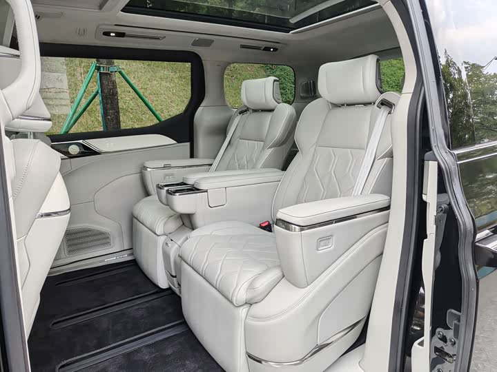 Volvo EM90, 2024 — фото 4 из 9
