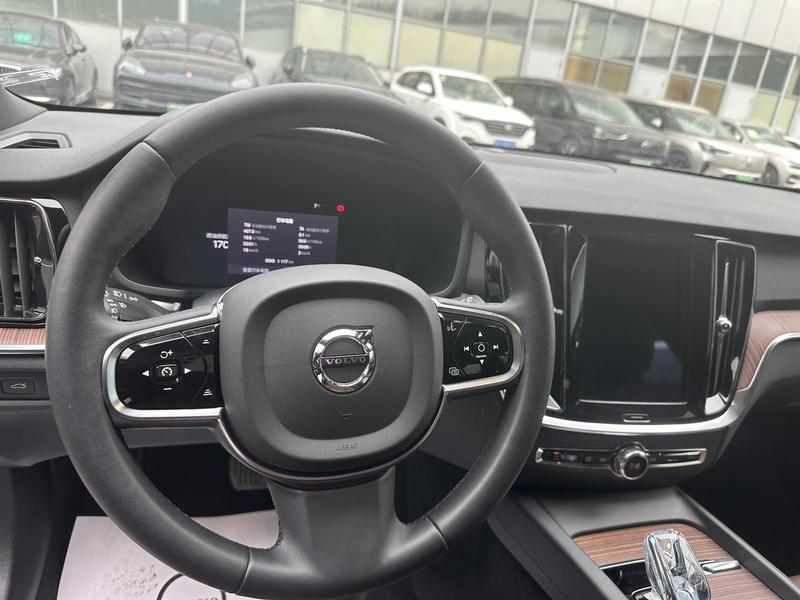 Volvo V60, 2023 — фото 8 из 12