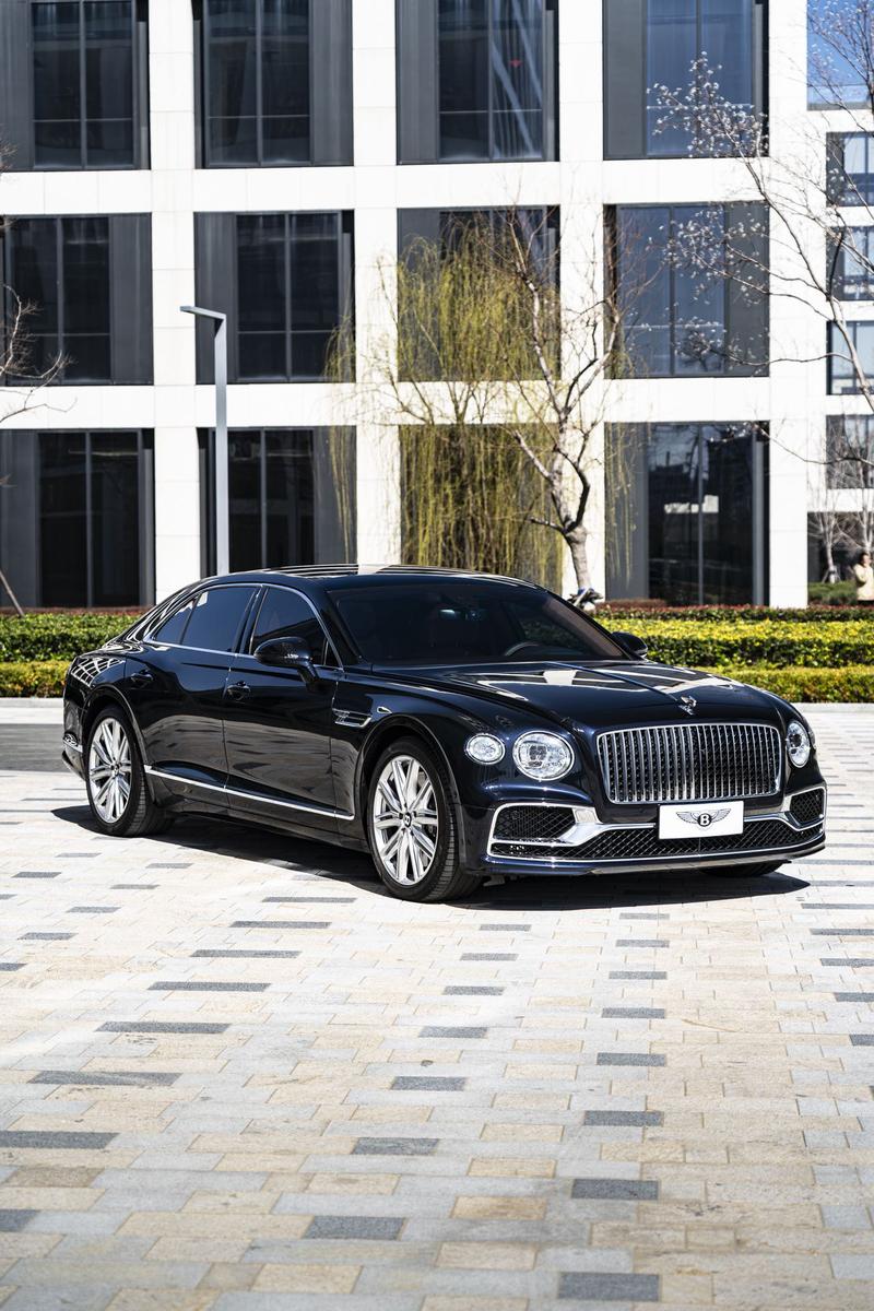 Bentley Flying Spur, 2023 — фото 3 из 10